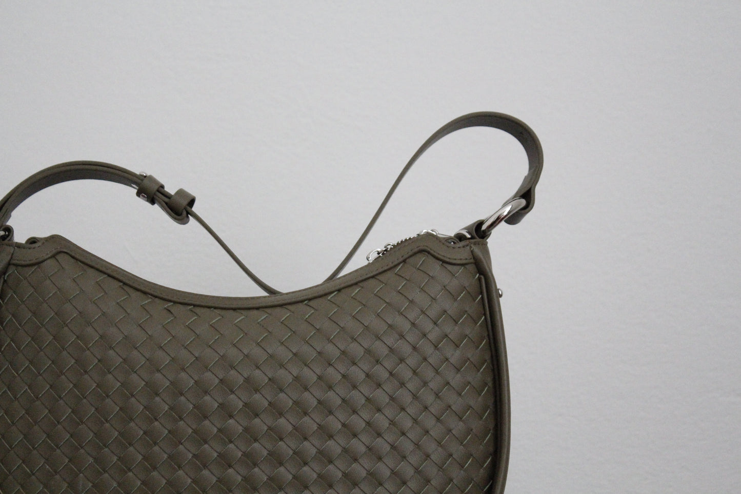 Minimal Woven Moonbag