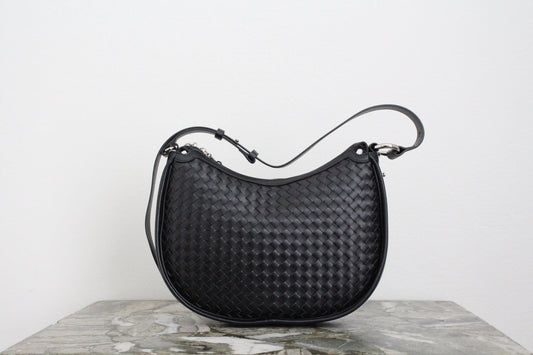 Minimal Woven Moonbag