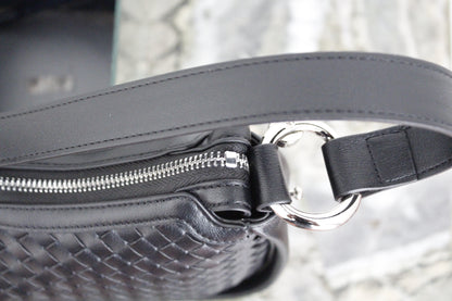 Minimal Woven Moonbag